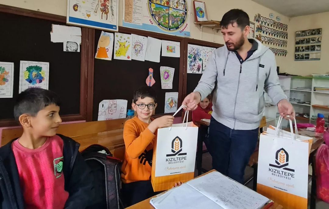 KIYMETLİ ÇOCUKLARIMIZA KAYMAKAMIMIZ ABDULLAH ŞAHİN'İN HEDİYELERİ TAKDİM EDİLDİ.