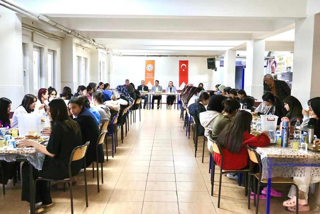 KAYMAKAMIMIZ ABDULLAH ŞAHİN İFTARDA KIYMETLİ ÖĞRENCİLERİMİZLE BİR ARAYA GELDİ